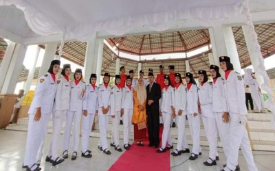 PASKIB dan Marching Band SMA Don Bosco Banjarmasin Menjadi Petugas Upacara HUT RI Ke-78 di Paruga Na'e Sila