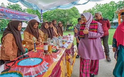 Wakil Gubernur Daerah Khusus Ibukota Jakarta Tinjau Stand Pangan Siswa SMA Don Bosco Banjarmasin